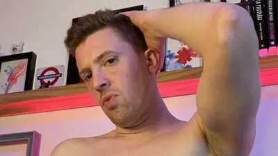 RobbyEsmeralda's chat room is %status%