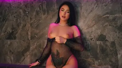 RosieMirra's chat room is %status%