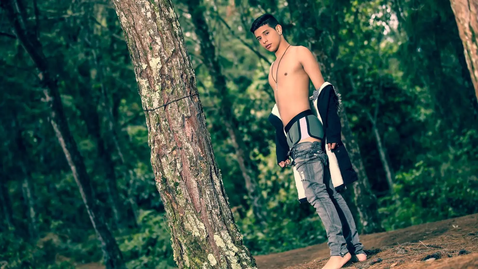 santihotguy's chat room is %status%