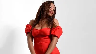 SelinnaBrown's chat room is %status%