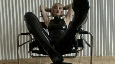 SilviaVinylstore's chat room is %status%