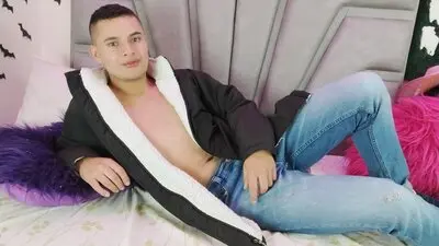 StivenThompson's chat room is %status%