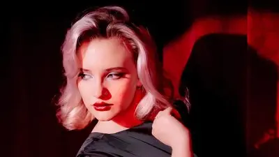 TawnaHnot's chat room is %status%