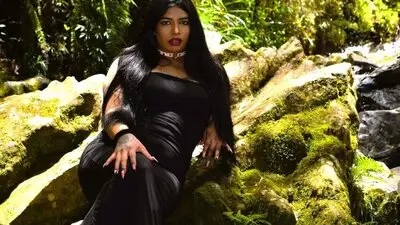 VioletZurk's chat room is %status%